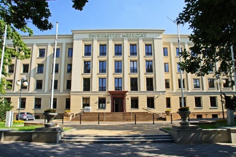 Klasycystyczny, jasny budynek Rektoratu Uniwersytetu Medycznego z napisem UNIWERSYTET MEDYCZNY na elewacji