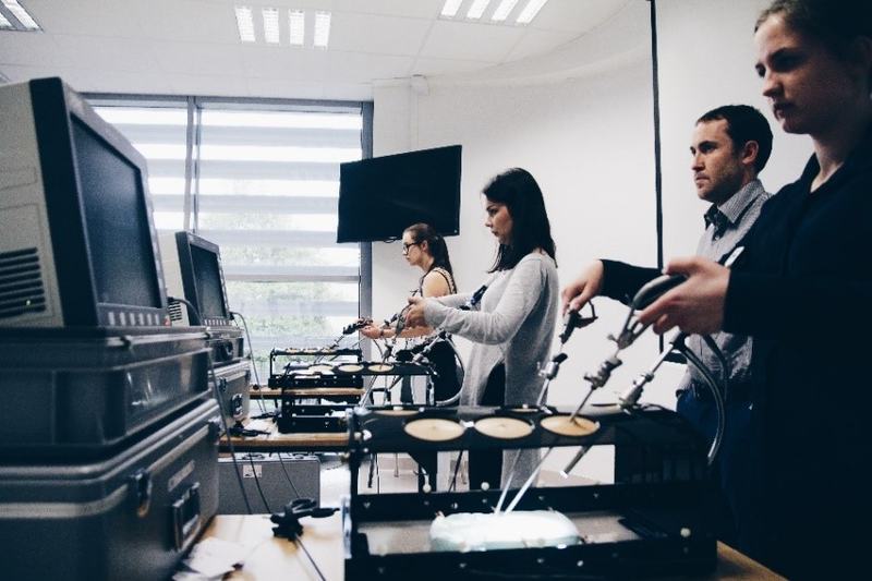 Studenci kierunku medycznego ćwiczący zabiegi na symulatorach laparoskopowych w pracowni